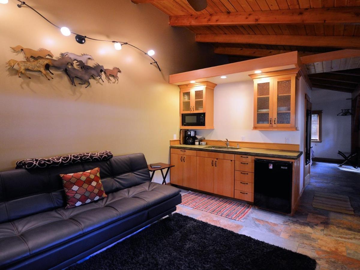 Carriage House Accommodations Girdwood Room photo