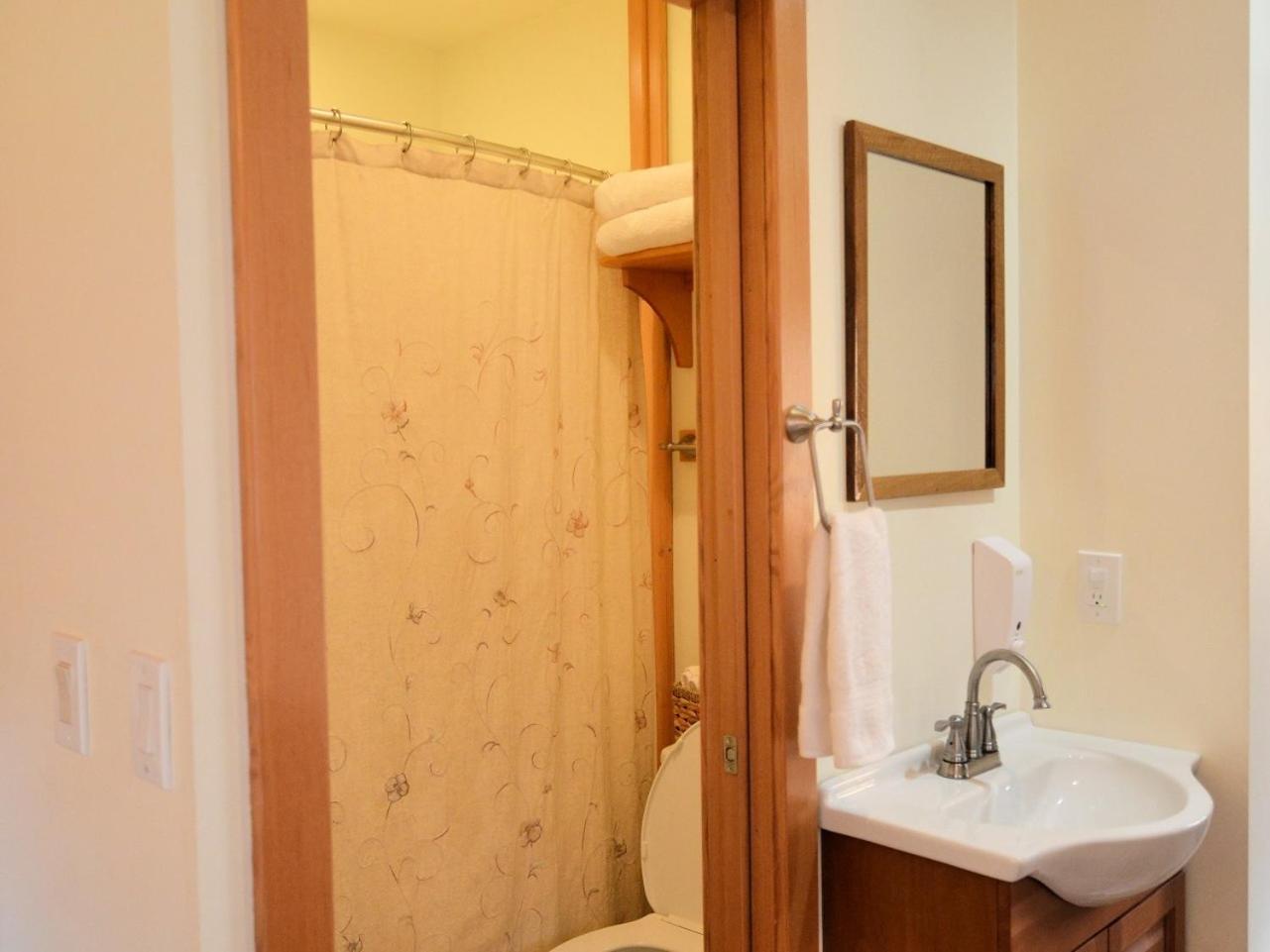 Carriage House Accommodations Girdwood Room photo