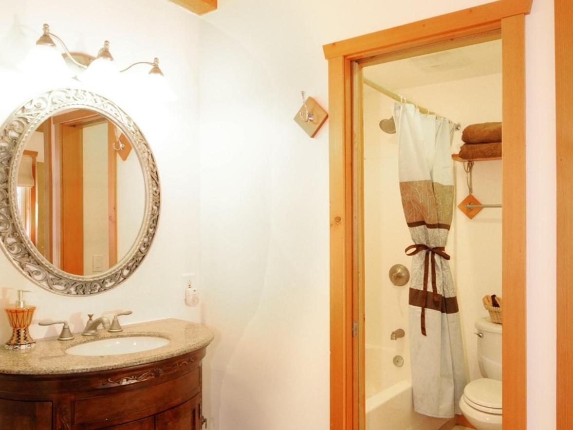 Carriage House Accommodations Girdwood Room photo