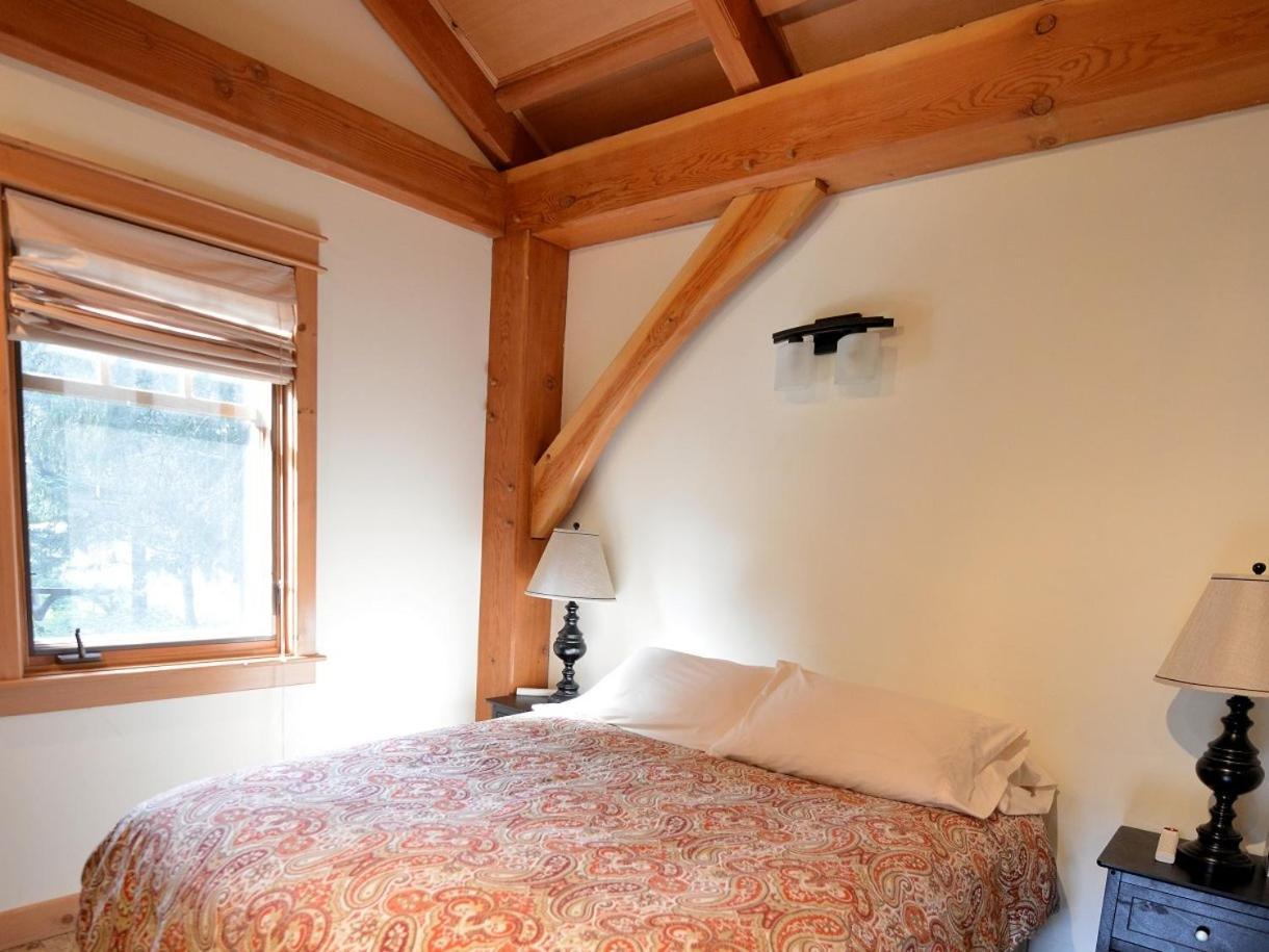 Carriage House Accommodations Girdwood Room photo