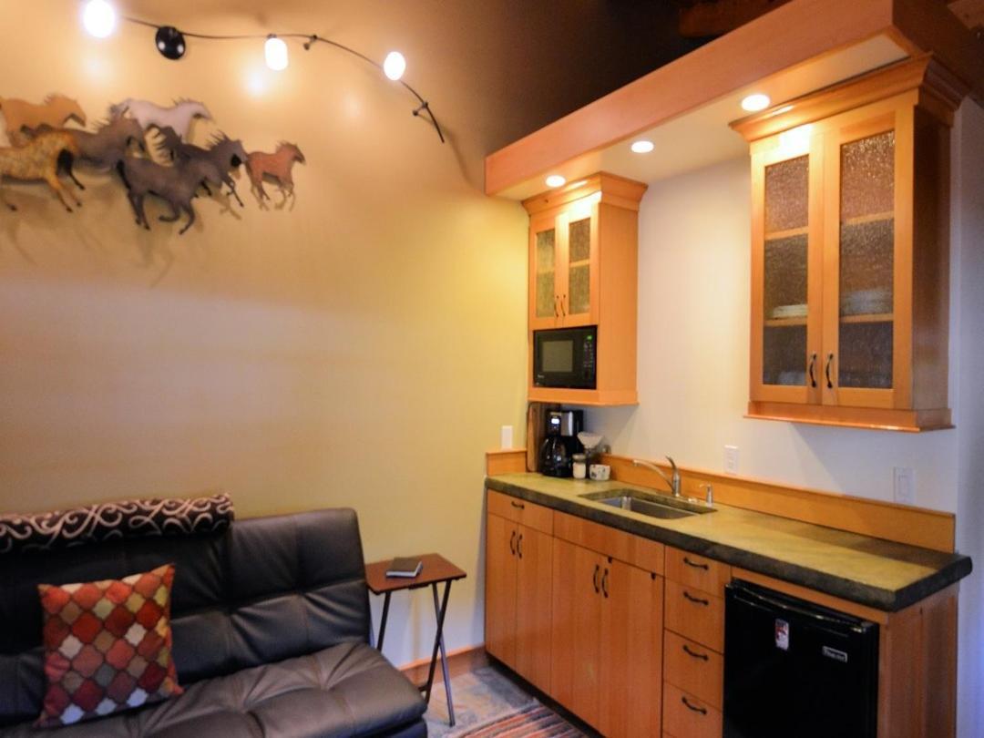 Carriage House Accommodations Girdwood Room photo