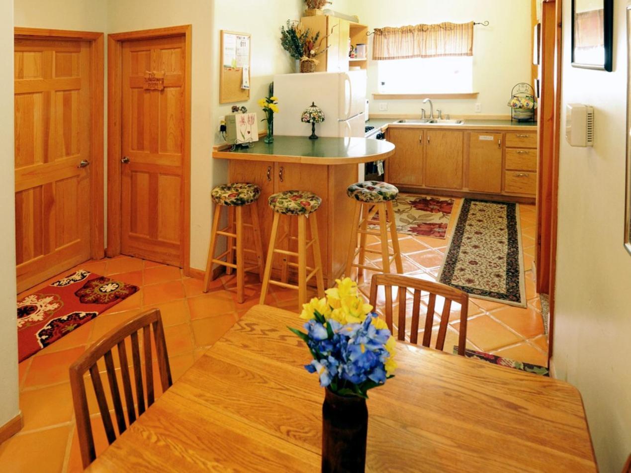 Carriage House Accommodations Girdwood Room photo