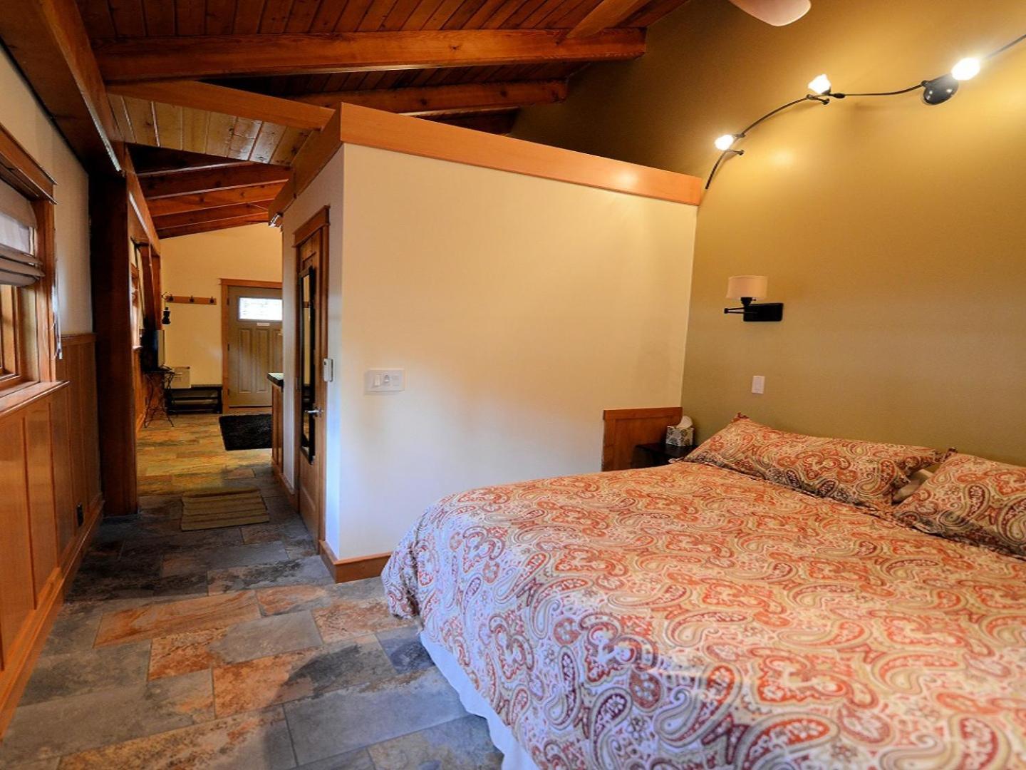 Carriage House Accommodations Girdwood Room photo